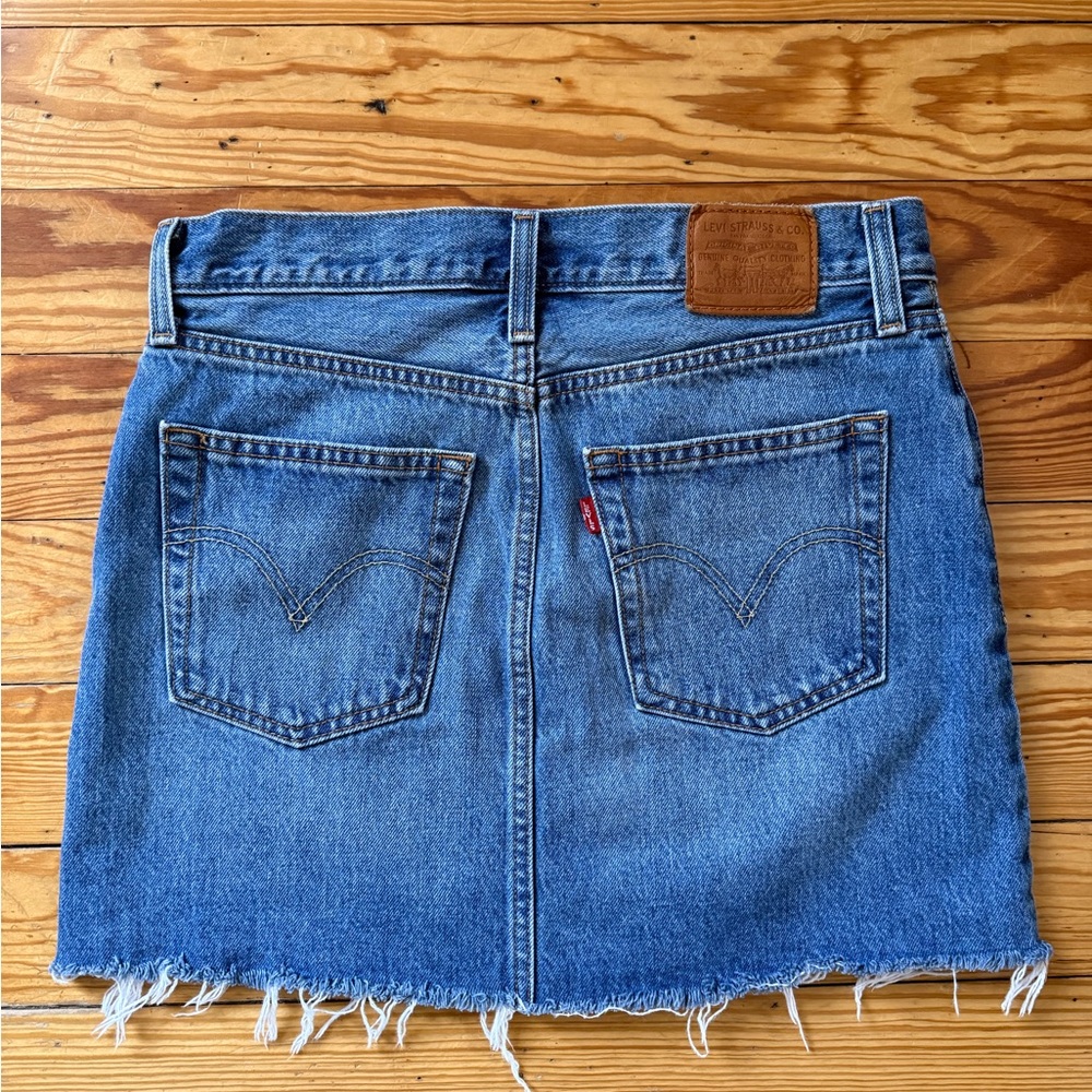 Levis Icon Skirt Medium Wash Denim Mini Button Fly Raw Hem Size 27 Jean - Picture 4 of 4